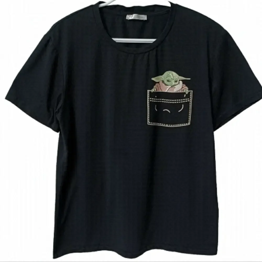 SHESHOW Star Wars Mandalorian Baby Yoda in pocket black t shirt top - Picture 2 of 6